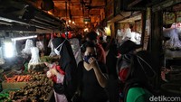 Ramainya pasar Rawa Badak membuat peraturan jaga jarak terhadap sesama tidak berlaku. Padahal kasus pandemi COVID-19 di Indonesia masih terus naik hingga saat ini.