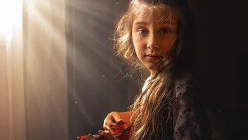 Sang fotografer memotret gambar ini ketika mendokumentasikan karantina mereka di rumah. Putrinya sedang memainkan gitarnya dengan damai, dan ia sangat menyukai momen ini. Istimewa/Dok. Boredpanda/@moniru.