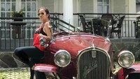 Tante Ernie juga suka mobil klasik, nih? Foto: Instagram @himynameisernie