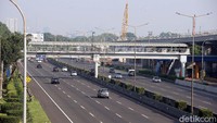 Sejak diterapkannya penyekatan di ruas tol oleh aparat kepolisian dan petugas terkait, kondisi arus lalu lintas di kawasan itu terpantau lengang.