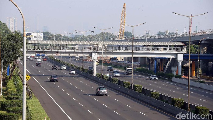 Kondisi terkini di ruas Tol Jakarta-Cikampek tampang lengang H-2 jelang Lebaran. Kondisi itu salah satunya terkadi usai diterapkannya penyekatan pengendara.
