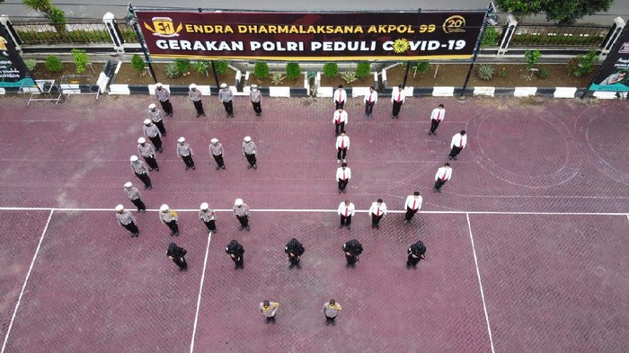 Di tengah pandemi Corona, anggota Polri memberikan bantuan kepada masyarkat terdampak. Ada ribuan paket sembako yang dibagikan.