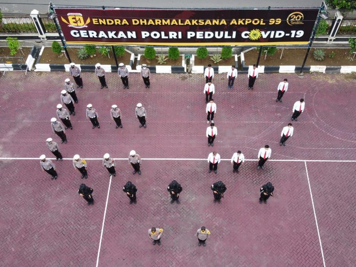 Di tengah pandemi Corona, anggota Polri memberikan bantuan kepada masyarkat terdampak. Ada ribuan paket sembako yang dibagikan.