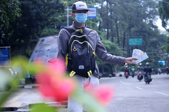 Jelang Lebaran, Jasa Tukar Uang Menjamur di Bandung Jelang Hari Raya Idul Fitri 1440 H, banyak bermunculan jasa penukar uang baru di Kota Bandung, Jawa Barat. Seperti terlihat di Jalan Wastukencana, Kota Bandung.