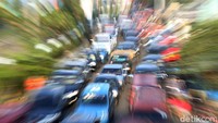 Antrean panjang kendaraan terlihat di jalan yang akan menuju Pasar Pondok Gede, Kota Bekasi, Jumat (22/5/2020).