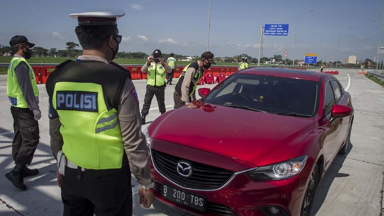 PENYEKATAN KENDARAAN DI PINTU TOL SRAGEN Petugas Kepolisian Polresta Sragen memeriksa kendaraan yang keluar tol melalui Gerbang Tol Sragen, Jawa Tengah, Jumat (22/5/2020). Pemeriksaan tersebut sebagai upaya penyekatan pemudik yang hendak masuk Sragen untuk memutus rantai penyebaran COVID-19. ANTARA FOTO/Mohammad Ayudha/prs.