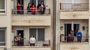 Orang-orang ini adalah tetangga yang luar biasa, yang mengubah karantina COVID-19 ini menjadi saat-saat bahagia dan berbagi yang luar biasa. Mereka memainkan alat musik setiap hari pada jam 8 malam, berbagi hasrat mereka untuk musik dengan semua orang yang tinggal di dekatnya. Kesenangan sederhana ini memberi orang istirahat dari berita buruk. Itu memberi mereka harapan. Istimewa/Dok. Boredpanda/@nicoprg.