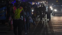 Para penumpang berjalan dan turun menuju mobil yang akan mengantarakan mereka kembali ke Jakarta.