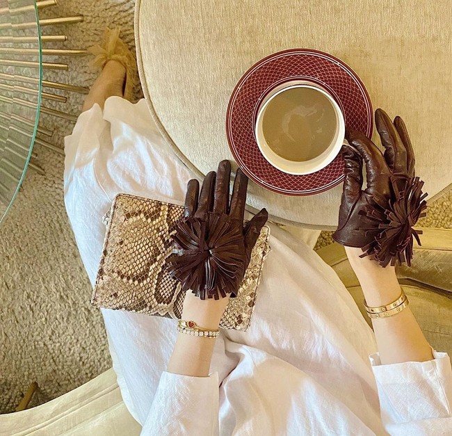 Tak hanya pakaian, Heart Evangelista juga mengenakan sarung tangan sebagai pelengkap busana the new normal. Sarung tangan merah kecokelatan ini tampak stylish dengan aksen fringe. All geared up for the new normal, tulisnya. Foto: Instagram/@iamhearte
