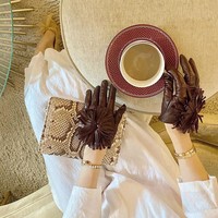 Tak hanya pakaian, Heart Evangelista juga mengenakan sarung tangan sebagai pelengkap busana the new normal. Sarung tangan merah kecokelatan ini tampak stylish dengan aksen fringe. All geared up for the new normal, tulisnya. Foto: Instagram/@iamhearte