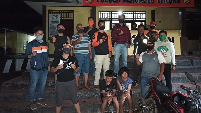 Polisi menangkap 2 pria pelaku pembunuhan berencana di Bengkulu Tengah. (Foto: Istimewa)