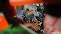 Namun, di tengah pandemi Corona omset mereka pun menipis turun hingga 50%.
