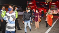 Calon pemudik yang terjaring razia penyekatan oleh Polda Metro Jaya di Cikarang Barat itu langsung dibawa kembali ke terminal Pulogebang dan diarahkan kembali menuju Jakarta.