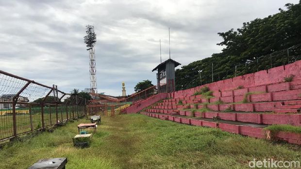 Stadion Andi Mattalatta yang tak terurus.