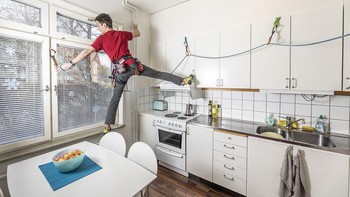 Kebosanan dan keinginan untuk keluar membuat fotografer ini mengembangkan sisi paling kreatif nya. Sebagai pendaki dan fotografer, ia bisa menikmati sore yang menyenangkan sambil memikirkan dan mengembangkan rute pendakian di dapurnya sendiri. Untungnya, tidak perlu membawa ransel berat untuk menerangi dan memotret pemandangan. Istimewa/Dok. Boredpanda/@martphoto.  