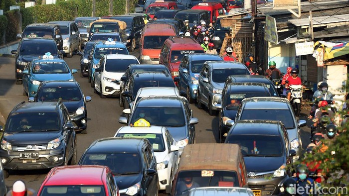 Kemacetan terlihat di kawasan Pasar Pondok Gede, Kota Bekasi. Hal itu terjadi karena tak sedikit warga yang keluar rumah untuk belanja kebutuhan jelang Lebaran.
