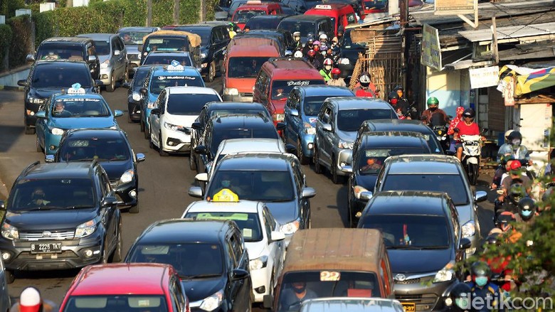 Potret Antrean Panjang Kendaraan di Kawasan Pasar Pondok Gede Kemacetan terlihat di kawasan Pasar Pondok Gede, Kota Bekasi. Hal itu terjadi karena tak sedikit warga yang keluar rumah untuk belanja kebutuhan jelang Lebaran.