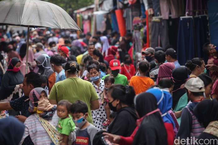 Suasana di Pasar Jatinegara tampak ramai oleh warga. Meski PSBB masih diterapkan, warga ramai-ramai datang ke pasar untuk berbelanja kebutuhan jelang Lebaran.