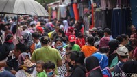 Warga tampak memadati kawasan Pasar Jatinegara, Jakarta, Jumat (22/5/2020).  