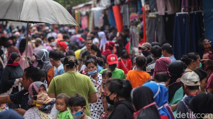 Suasana di Pasar Jatinegara tampak ramai oleh warga. Meski PSBB masih diterapkan, warga ramai-ramai datang ke pasar untuk berbelanja kebutuhan jelang Lebaran.