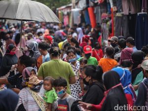 Edan! Pasar Jatinegara Ramai Banget