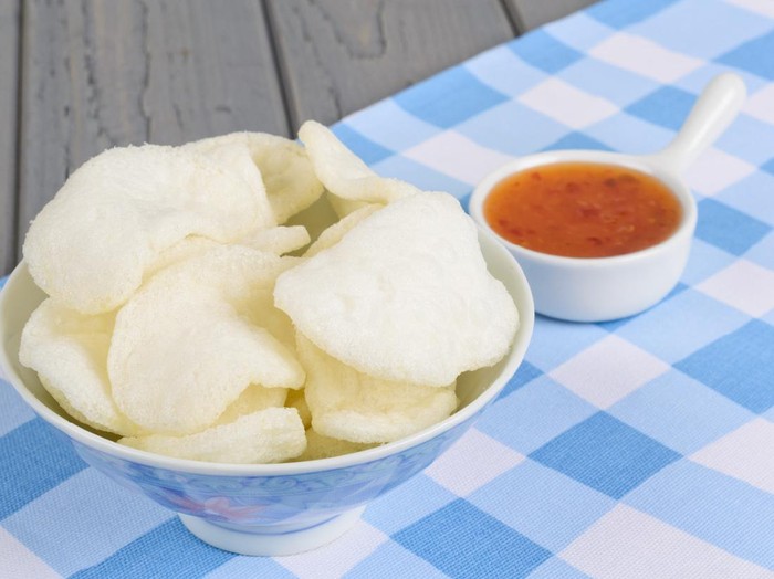 Oriental prawns crackers and sweet chilli sauce.
