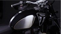 Tidak hanya identik dengan mobil-mobil canggih yang dilengkapi dengan fitur terbaik, karakter James Bond juga identik menggunakan motor keren tangguh yang bisa melahap semua medan. Foto: Pool (visordown)