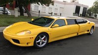 Limo kuning Ferrari ini berasal dari Amerika Serikat. Mobil ini sedikit lebih mewah kabinnya dengan penggunaan lampu pesta dan dibanjiri layar plasma. Mobil ini dijual dan dapat disewa pula.Foto: autoevolution