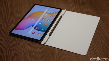 Samsung turut melengkapi tabletnya ini dengan case waran-warni. Foto: Adi Fida Rahman/detikINET