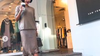 Wanita kelahiran Seoul ini bergaya fashionable saat ke coffee shop. Tak lupa ia berpose di bagian depan kafe. Foto: Instagram jungeum84
