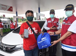 Sapa Pelanggan, Komisaris Pertamina Bagi BBM dan Bingkisan Gratis
