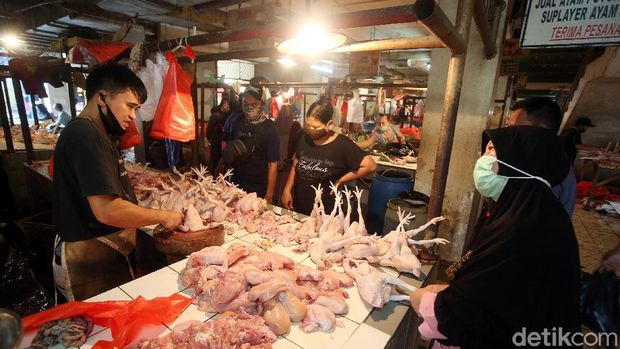 Sejumlah warga berdatangan ke Pasar Pondok Gede, Bekasi, Jumat (22/5/2020). Mereka datang di antaranya untuk membeli berbagai kebutuhan jelang Lebaran.