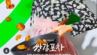 Gimana nih aksi masak Hwang Jung Eum? Sepertinya pemotretan ini dilakukan untuk project Hwang Jung Eum beberapa waktu lalu. Foto: Instagram jungeum84