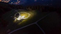 Sebuah mural raksasa terlukis di hamparan bukit hijau Swiss. Tepatnya di Leysin, resor pegunungan alpen. (Saype_artiste/instagram)