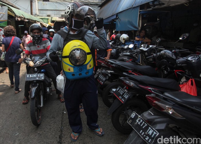 Saat 'Minion' Jalan-jalan ke Pasar Jatinegara Seorang warga tampak membawa kucingnya ke Pasar Jatinegara. Menariknya kucing peliharaan itu ditempatkan di dalam tas berbentuk minion.