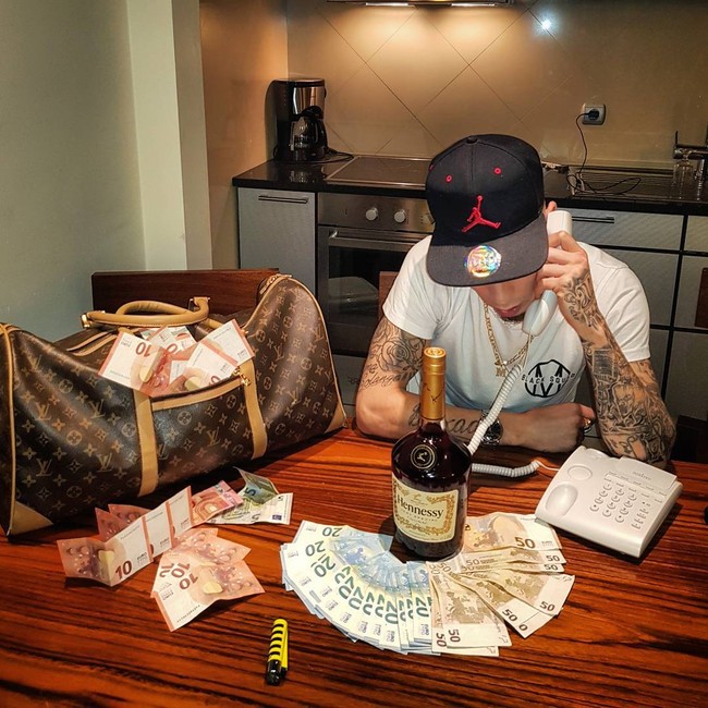 Rapper asal Portugis itu ditemukan di luar kota, 50 km dari area apartemennya. Setelah menculik dan membunuh Mota, perampok mengambil kunci apartemen yang ditempati Mota dan mencari barang berharga saat kediamannya tidak berpenghuni.  Foto: Instagram @officialmotajr