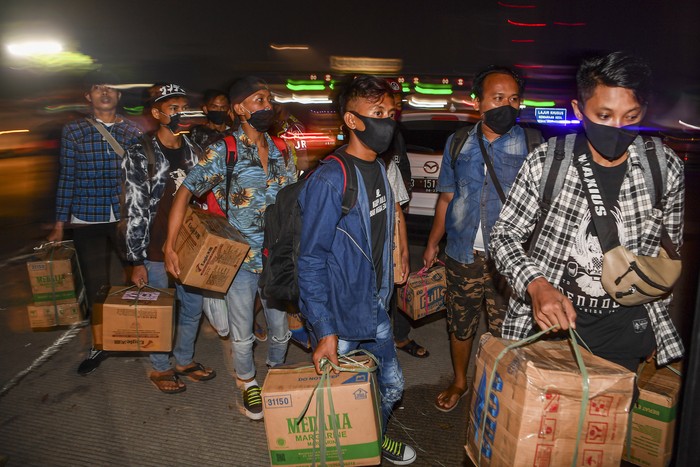 PEMUDIK TERJARING RAZIA PENYEKATAN DI TOL CIKARANG BARAT Calon pemudik yang terjaring razia penyekatan berjalan menaiki bus yang akan membawa mereka ke Terminal Pulogebang, Jakarta, di Pintu Tol Cikarang Barat, Bekasi, Jawa Barat, Kamis (21/5/2020). Calon pemudik yang terjaring razia penyekatan oleh Polda Metro Jaya tersebut dibawa ke terminal Pulogebang untuk kemudian diarahkan kembali menuju Jakarta. ANTARA FOTO/Nova Wahyudi/aww.