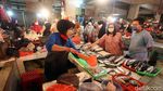H-2 Lebaran, Warga Ramai-ramai Berbelanja di Pasar Pondok Gede