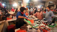 Sejumlah pembeli tampak memilih ikan di salah satu kios yang berada di Pasar Pondok Gede, Bekasi.