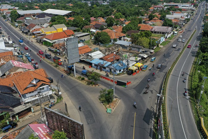 LALU LINTAS DI KAWASAN SIMPANG JOMIN LANCAR Kendaraan melintas di Simpang Jomin, Karawang, Jawa Barat, Jumat (22/5/2020). Menjelang Lebaran, salah satu titik kepadatan arus mudik di Simpang Jomin, Karawang, terpantau lancar. ANTARA FOTO/Nova Wahyudi/pras.