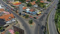 Kendaraan melintas di Simpang Jomin, Karawang, Jawa Barat, Jumat (22/5/2020). Suasana terpantau lengang tak ada kepadatan sedikitpun.