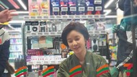Meski sudah jadi aktris terkenal, Hwang Jung Eum tak segan nongkrong di minimarket. Ia ditemani minuman kemasan dan susu pisang yang sangat terkenal di Korea. Foto: Instagram jungeum84
