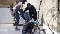 Warga sekitar bahu membahu menolong para korban kecalakaan yang rumahnya tertimpa pesawat nahas tersebut.