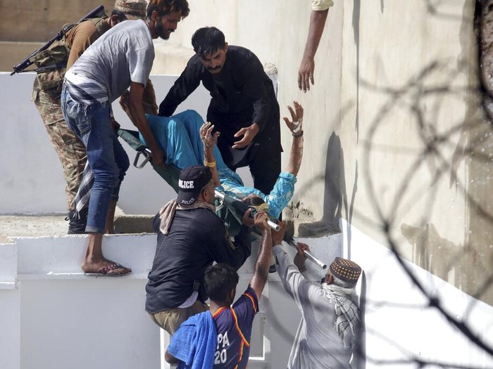 Pesawat yang Angkut Seratusan Orang Jatuh di Permukiman Pakistan Pesawat penumpang jatuh di di Pakistan. Pesawat itu membawa lebih dari 100 orang, mengalami kecelakaan di kawasan selatan Karachi.