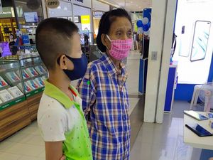 Kisah Sedih Nenek Carikan Ponsel untuk Cucunya dengan Uang Pas-pasan