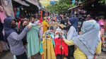 Edan! Pasar Jatinegara Ramai Banget