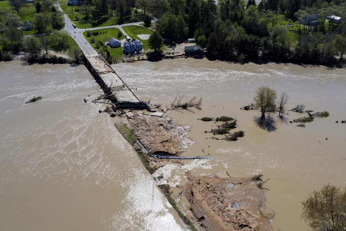 Begini Kerusakan Akibat Banjir di Michigan Banjir bandang akibat jebolnya dua bendungan terjadi di Michigan, Amerika Serikat. Begini kerusakannya.