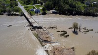 Jembatan Curtis rusak akibat banjir di Edenville, Michigan. Jembatan ini berada di danau yang jebol.