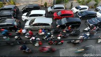 Kemacetan yang terjadi di kawasan Pasar Pondok Gede itu diketahui terjadi sejak pagi hari karena animo masyarakat yang hendak berbelanja kebutuhan menjelang Lebaran.