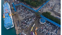Foto kolase (Atas): Suasana salah satu dermaga di Pelabuhan Merak yang penuh dengan antrean mobil pribadi ataupun angkutan penumpang yang membawa pemudik untuk menyebrangi Selat Sunda menuju Pulau Sumatera. (Bawah) Suasana dermaga di Pelabuhan Merak yang kosong akibat diberlakukannya larangan mudik guna memutus mata rantai COVID-19.